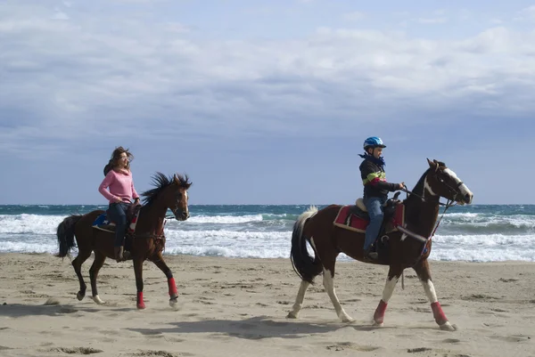 Montar a caballo en la playa — Foto de Stock