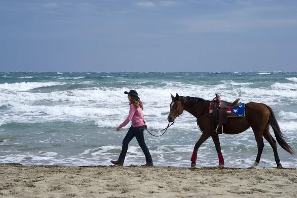 一个年轻的女孩和在海滩上的马 — 图库照片