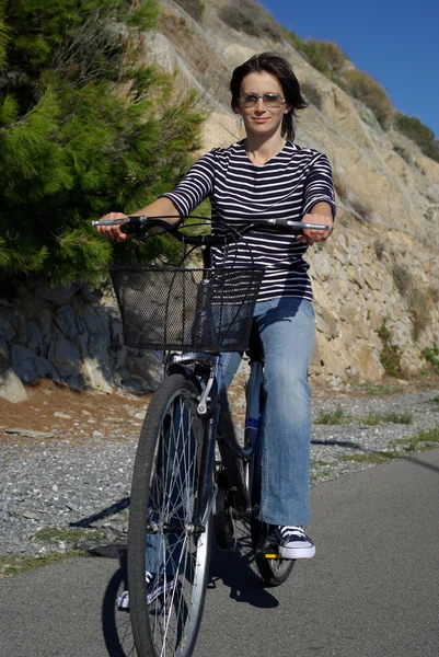 Femme avec vélo — Photo