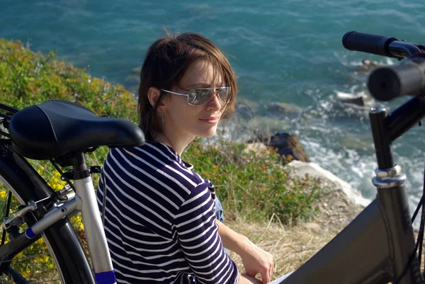 Mujer con bicicleta — Foto de Stock