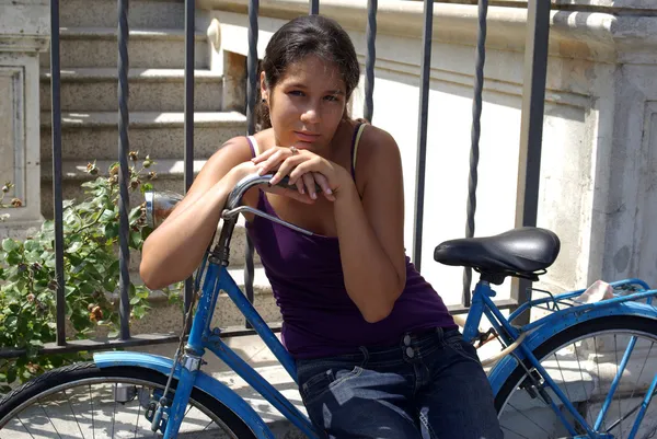 Девушка с велосипедом — стоковое фото