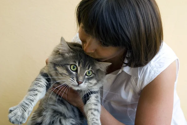 Vrouw met kat — Stockfoto