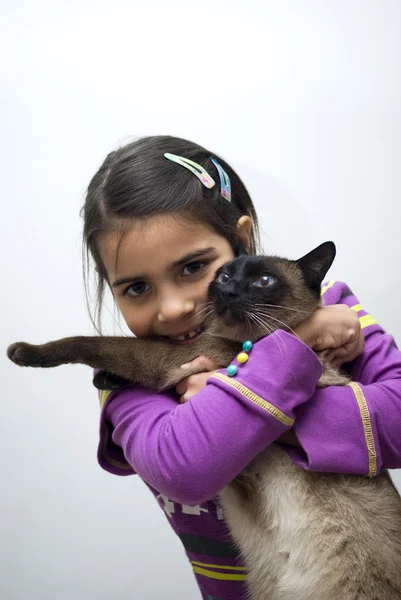 Fetiță cu pisică siameză — Fotografie, imagine de stoc