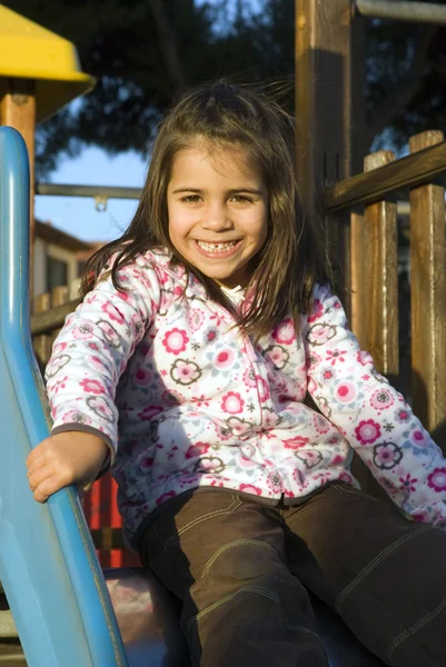 Kleines Mädchen auf Spielplatz — Stockfoto