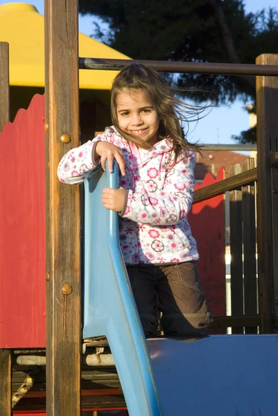 Petite fille à aire de jeux — Photo