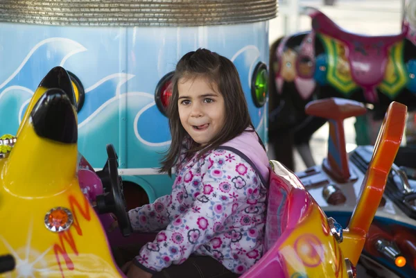 Petite fille à aire de jeux — Photo