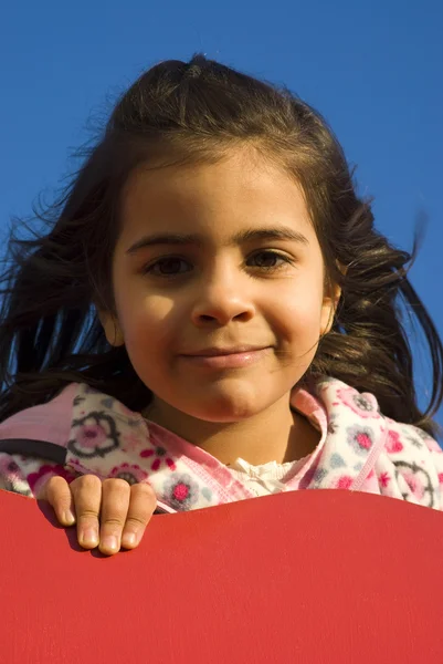 Kleines Mädchen auf Spielplatz — Stockfoto