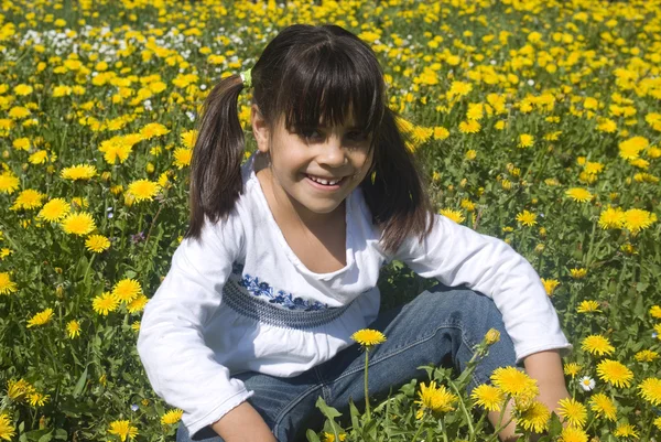 Sarı bahar çayır, küçük kız — Stok fotoğraf