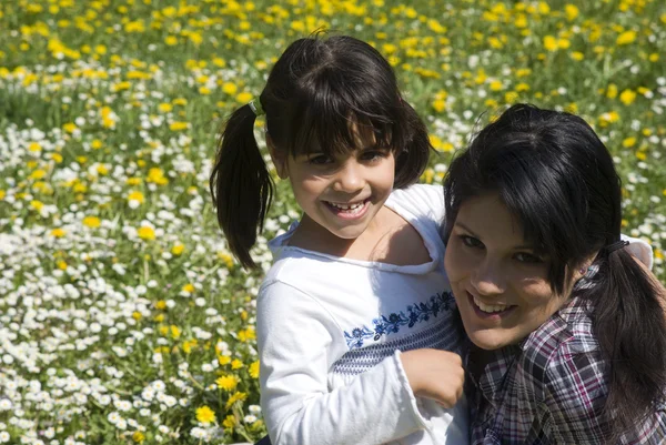 Hermanas abrazando —  Fotos de Stock