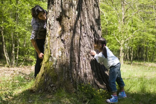 Mädchen spielen im Park — Stockfoto