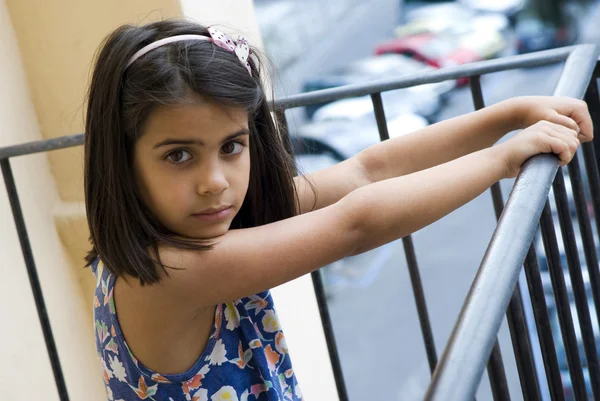 Sul balcone di casa. Ritratto — Foto Stock