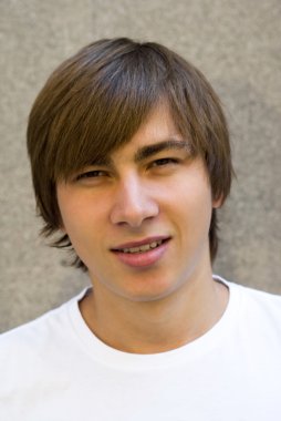 mutlu genç adam portresi