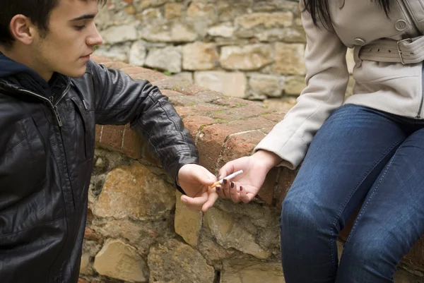 Jugendliche rauchen — Stockfoto