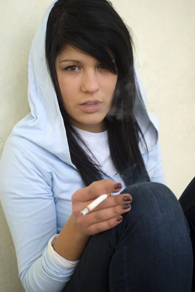 Teenage girl smoking — Stock Photo, Image