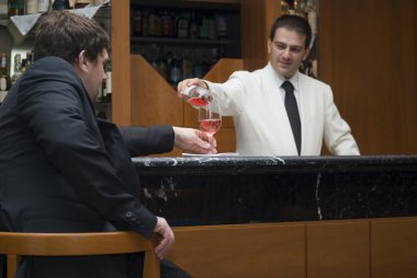 Barmen hizmet veren bir adamın iç