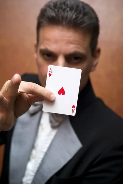 Magician performing with card — Stock Photo, Image