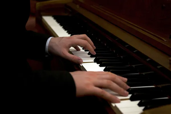 Musiker spelar piano — Stockfoto