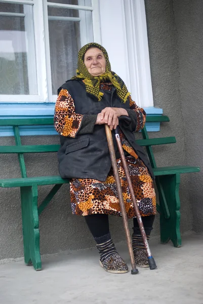 Бедная пожилая женщина — стоковое фото
