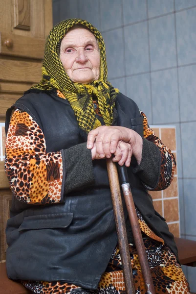 Arme bejaarde vrouw — Stockfoto