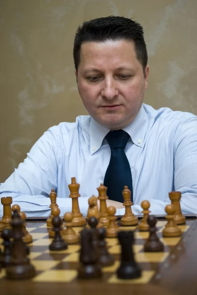 Homem jogando xadrez — Fotografia de Stock