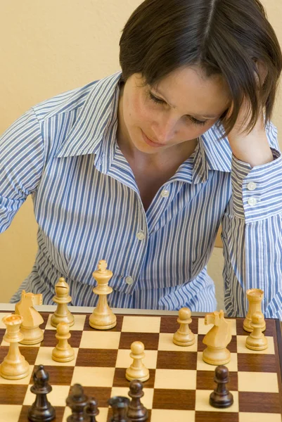 Frau spielt Schach — Stockfoto