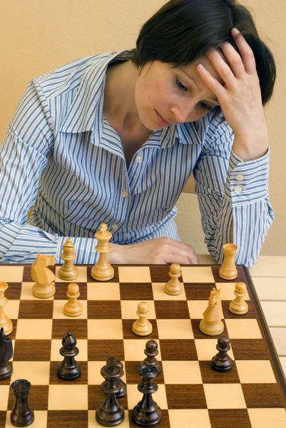 Mujer jugando ajedrez — Foto de Stock