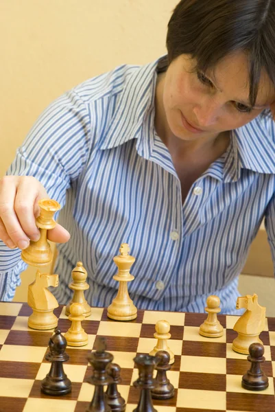 Mujer jugando ajedrez — Foto de Stock