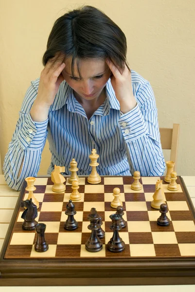 Mujer jugando ajedrez — Foto de Stock
