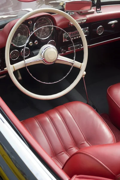Eski model bir araba iç — Stok fotoğraf