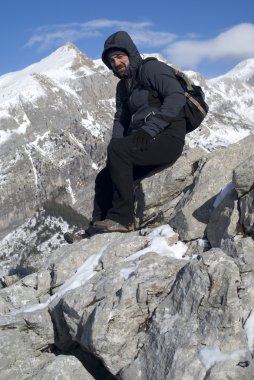 uzun yürüyüşe çıkan kimse dağın zirvesinde