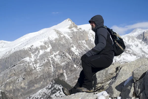 Wanderer auf dem Gipfel des Berges — Stockfoto