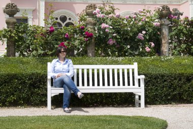 tezgah oturan kadın