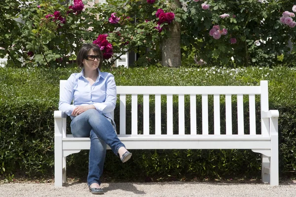 Woman sitting at bench — Stock Photo, Image