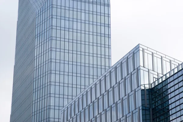 Modernes Bürogebäude aus Glas — Stockfoto