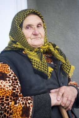 Zavallı yaşlı kadın