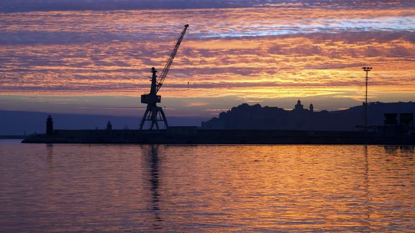 Italienische Riviera. Sonnenuntergang im wolkenverhangenen Himmel — Stockfoto