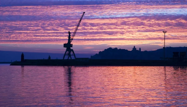 Riviera Italiana. Pôr do sol no céu nuvens — Fotografia de Stock