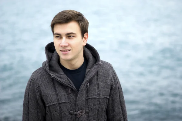 Junger Mann lächelt im Freien, Portrait — Stockfoto