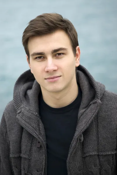 Young man smiling outdoors, portrait — Stock Photo, Image