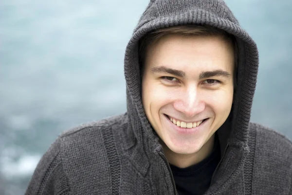 Joven sonriendo al aire libre, retrato — Foto de Stock