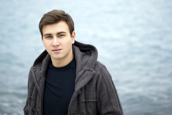 Jovem sorrindo ao ar livre, retrato — Fotografia de Stock