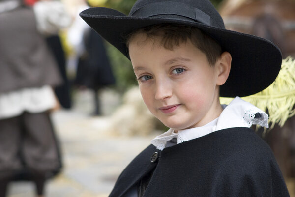 Участник средневековой костюмированной вечеринки
