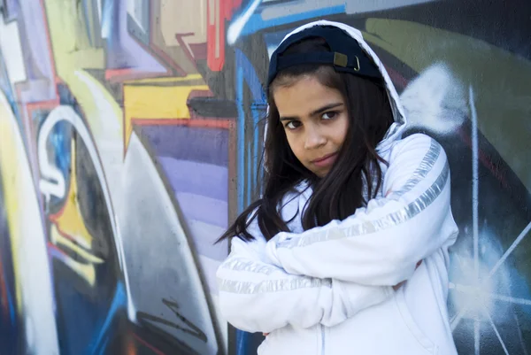 Menina contra a parede de grafite — Fotografia de Stock