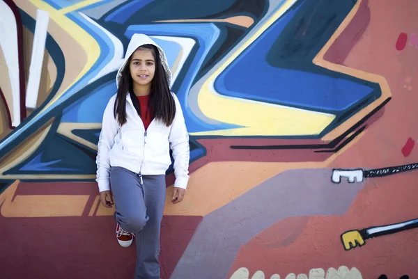 Девушка против стены граффити — стоковое фото