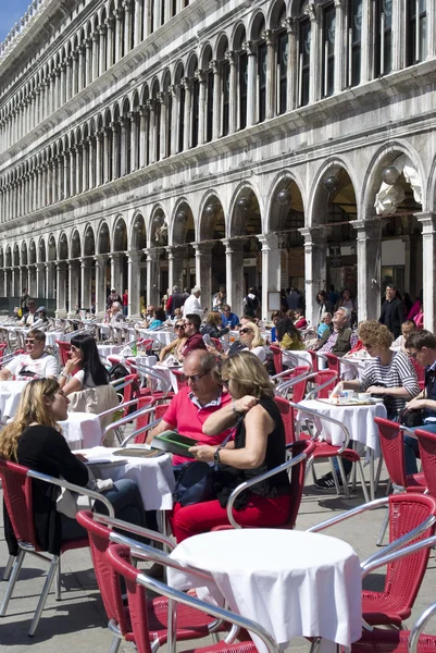 Outdoor cafe scene in San Marco square in Venice — Stock Photo, Image