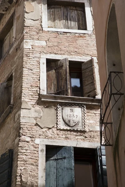 Veneza. Fachada da casa velha — Fotografia de Stock