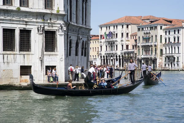 Gran canal cerca del Puente de Rialto en Venecia — Foto de Stock