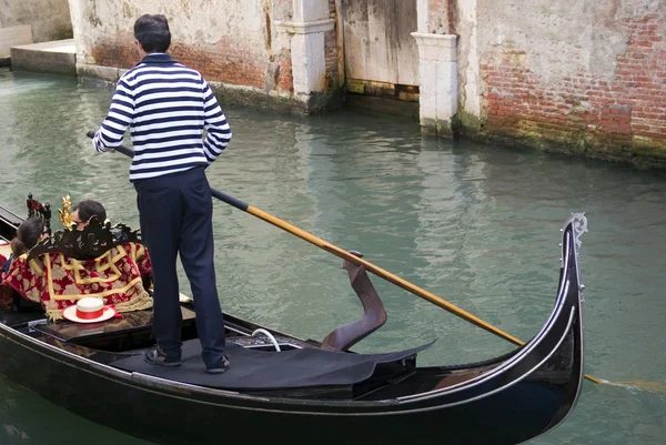 Gondolier soutu gondoli kanavassa — kuvapankkivalokuva