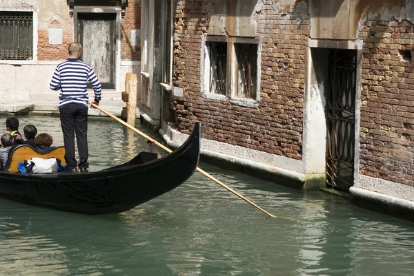 Gondolier soutu gondoli kanavassa — kuvapankkivalokuva