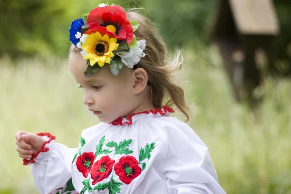 Klein meisje in klederdracht Oekraïense — Stockfoto